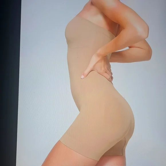 XSMALL     SKIMS STRAPLESS SHORTIE BODYSUIT - Picture 2 of 7